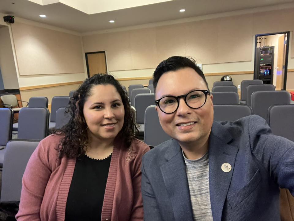 Two members of the Latinx veterinary professionals community at a conference session